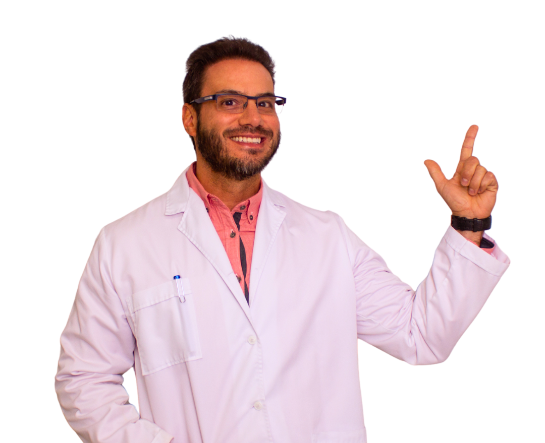Dr. Denis Cano, ortopedista especialista en pie y tobillo, en su consultorio en Medellín